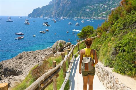 The perfect looks to tour around Capri. Discover the Corredo